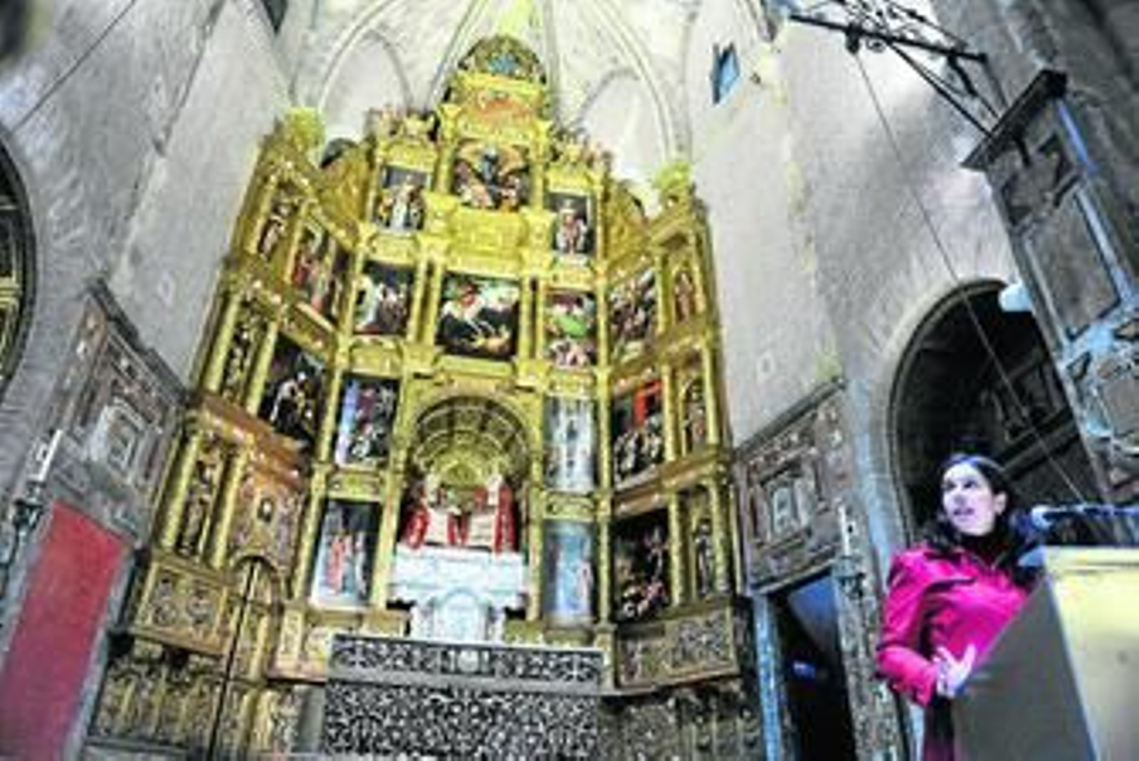 La restauradora del IAPH Rocío Magdaleno, ayer, ante el retablo restaurado de la parroquia de Santa Ana.