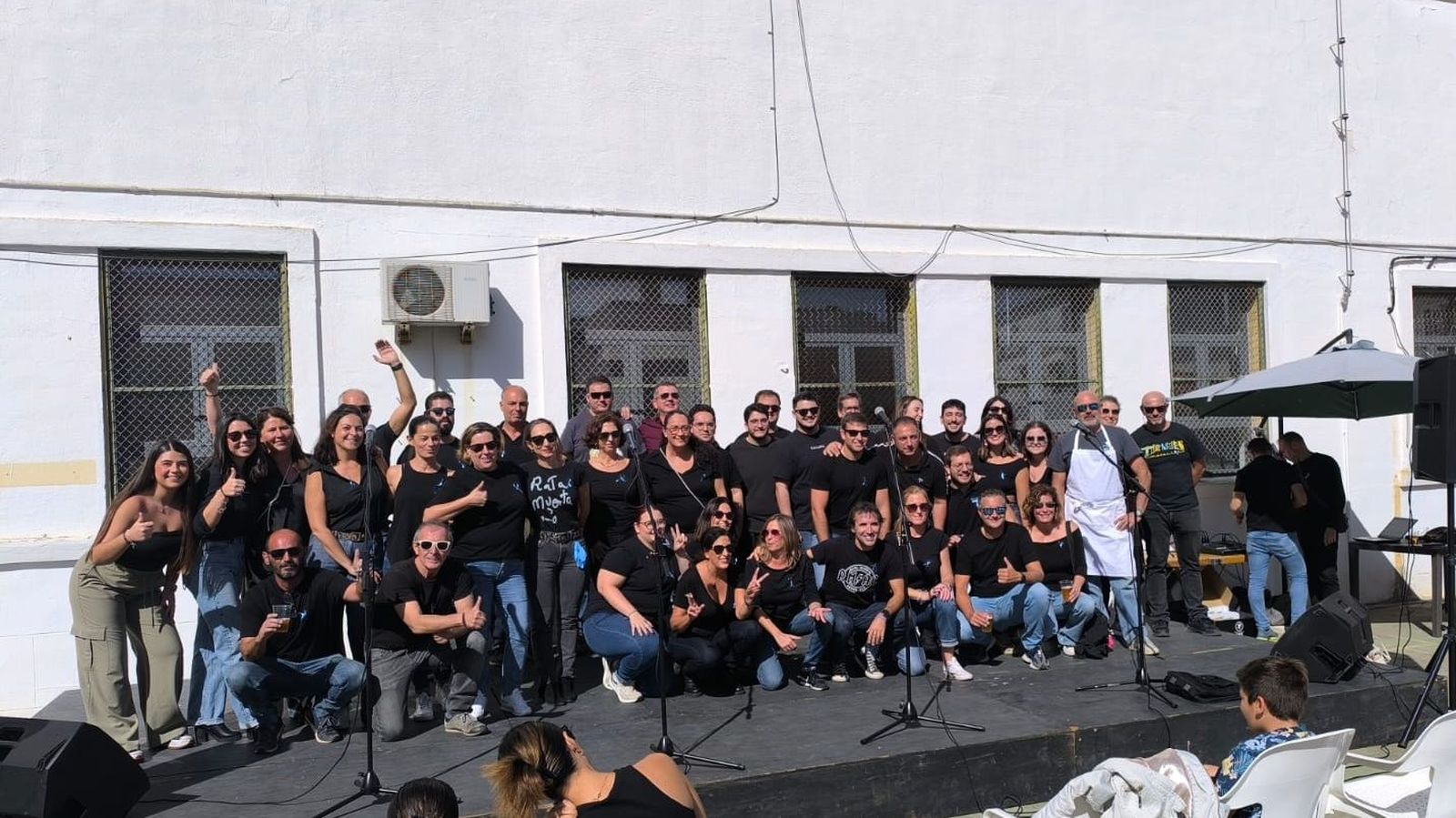 Una imagen de los voluntarios que atendieron la barra y ayudaron a que el event fuera un éxito.