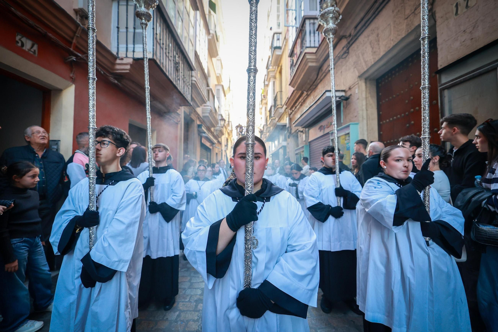 Imágenes de la salida de Descendimiento en la Semana Santa de Cádiz 2025
