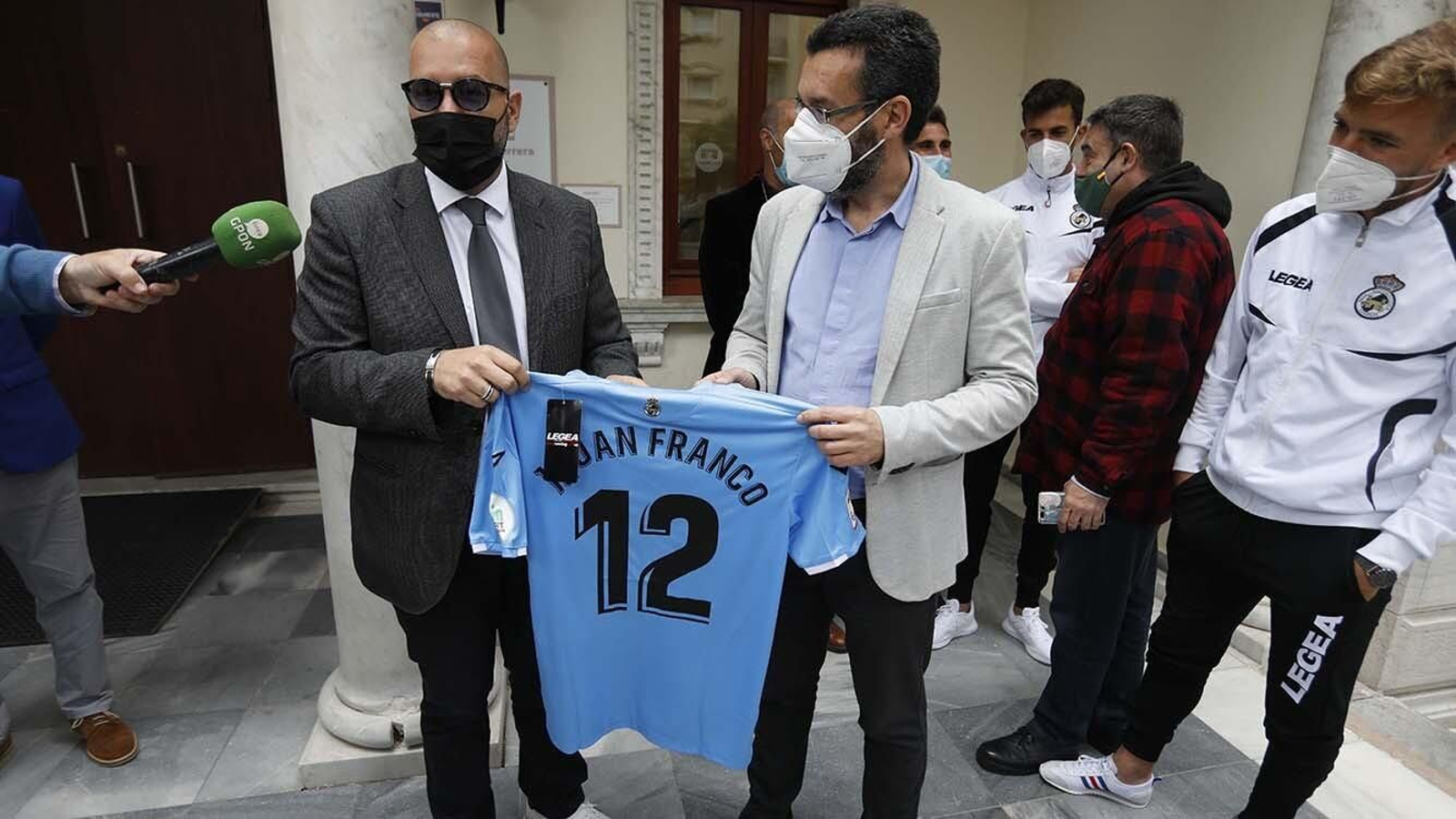 Las fotos de la recepción del Ayuntamiento de la Línea a la Balona  por su ascenso a Primera RFEF