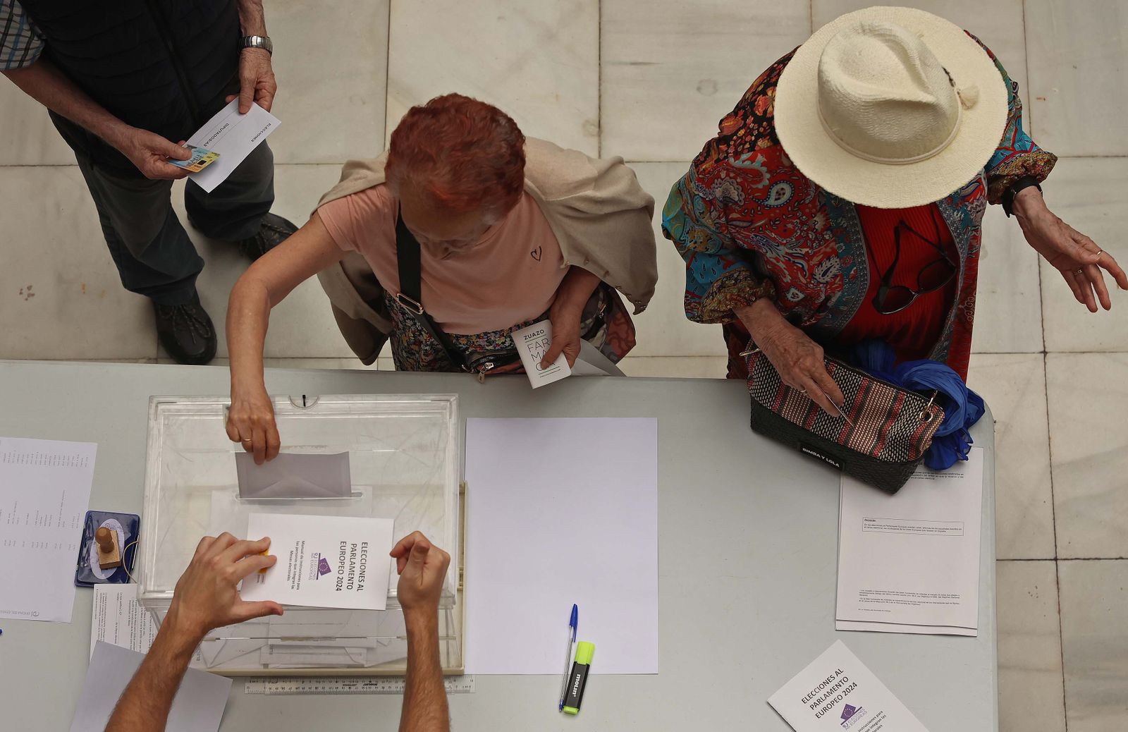 Imágenes de la jornada electoral para el Parlamento Europeo en Algeciras