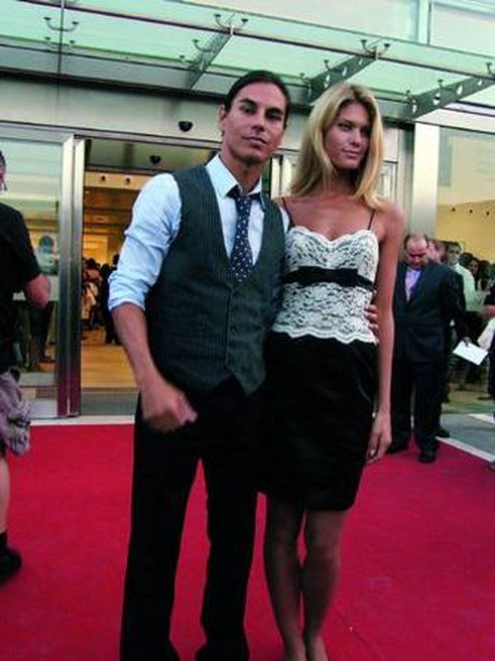 Julio José Iglesias junto a su novial, la modelo belga Charisse Verhaert.