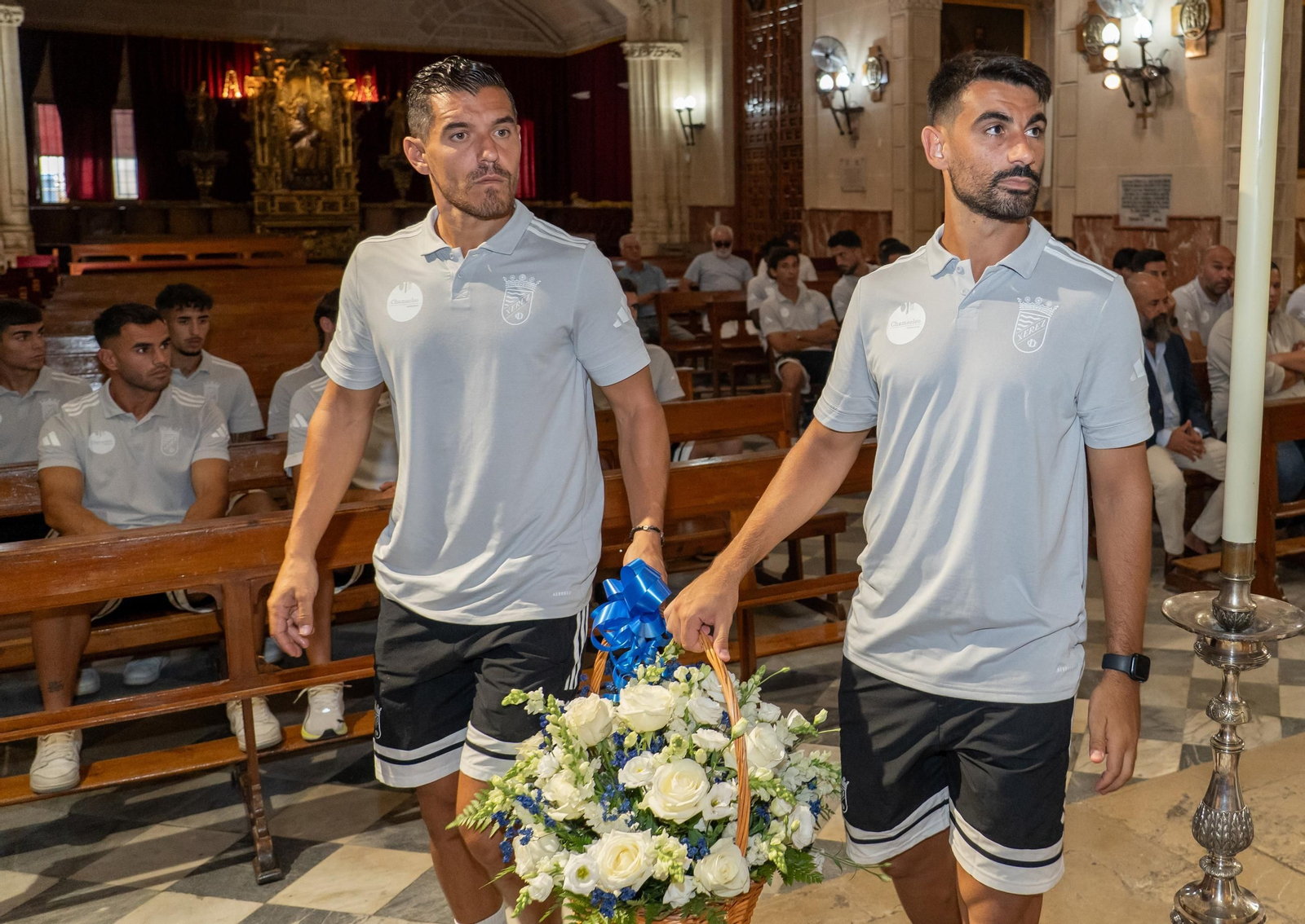 Josete y Adri Rodríguez, con el ramo de flores a la Virgen de la Merced.
