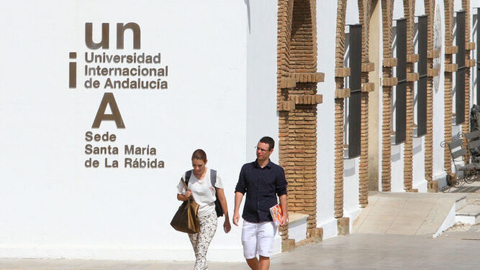 Dos alumnos pasean por la sede de La Rábida antes de la pandemia.