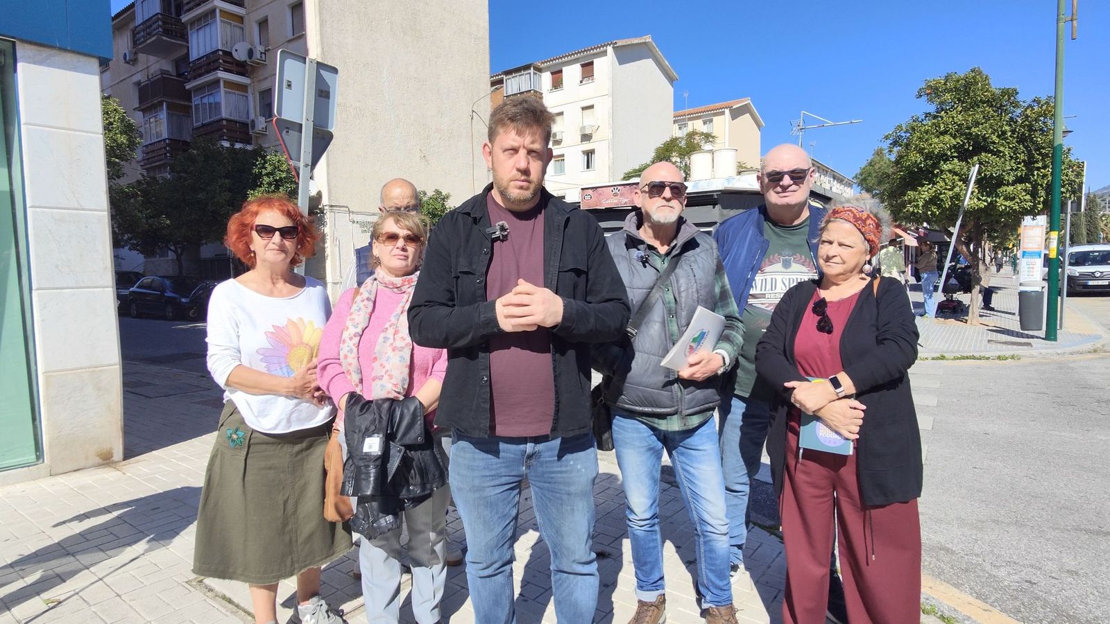 Representantes de Con Málaga, con vecinos del barrio