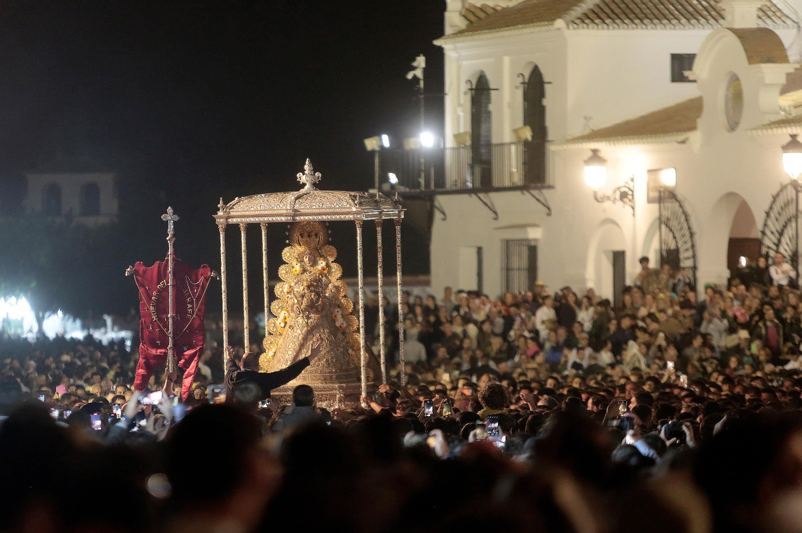 El Rocío 2023: Salto a la reja y procesión de la Virgen del Rocío en imágenes