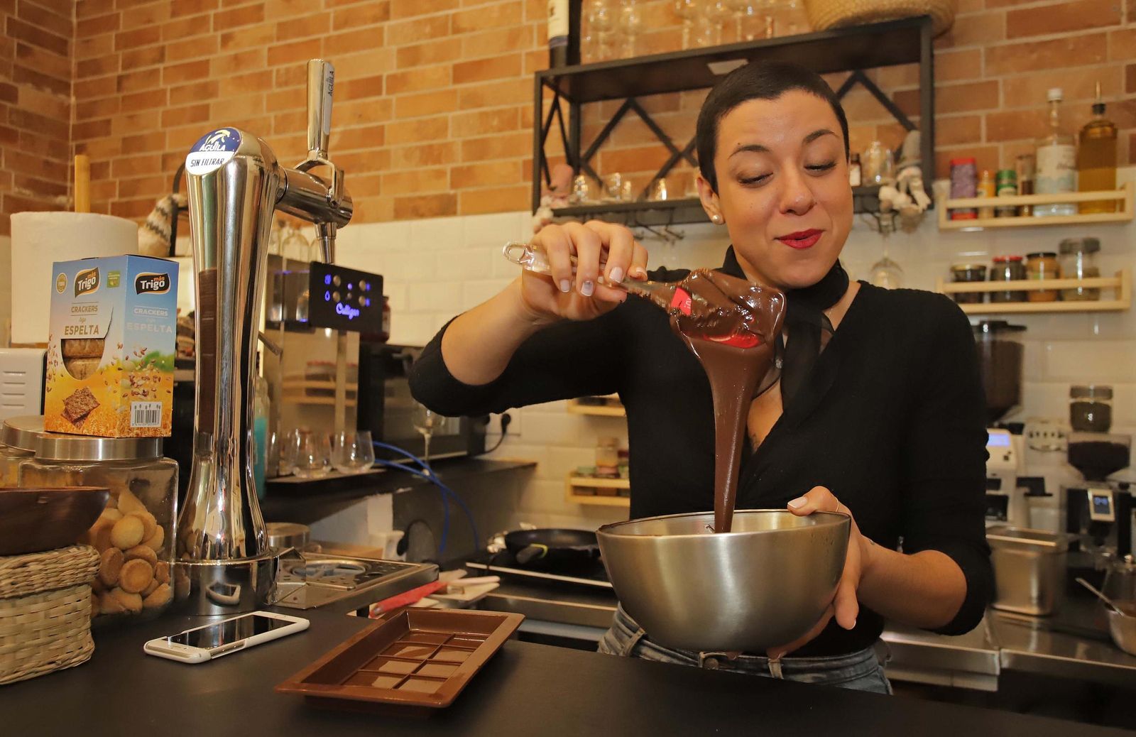 Mariana Cardoso prepara bombones rellenos artesanos en 'El lugar que no existe', en imágenes