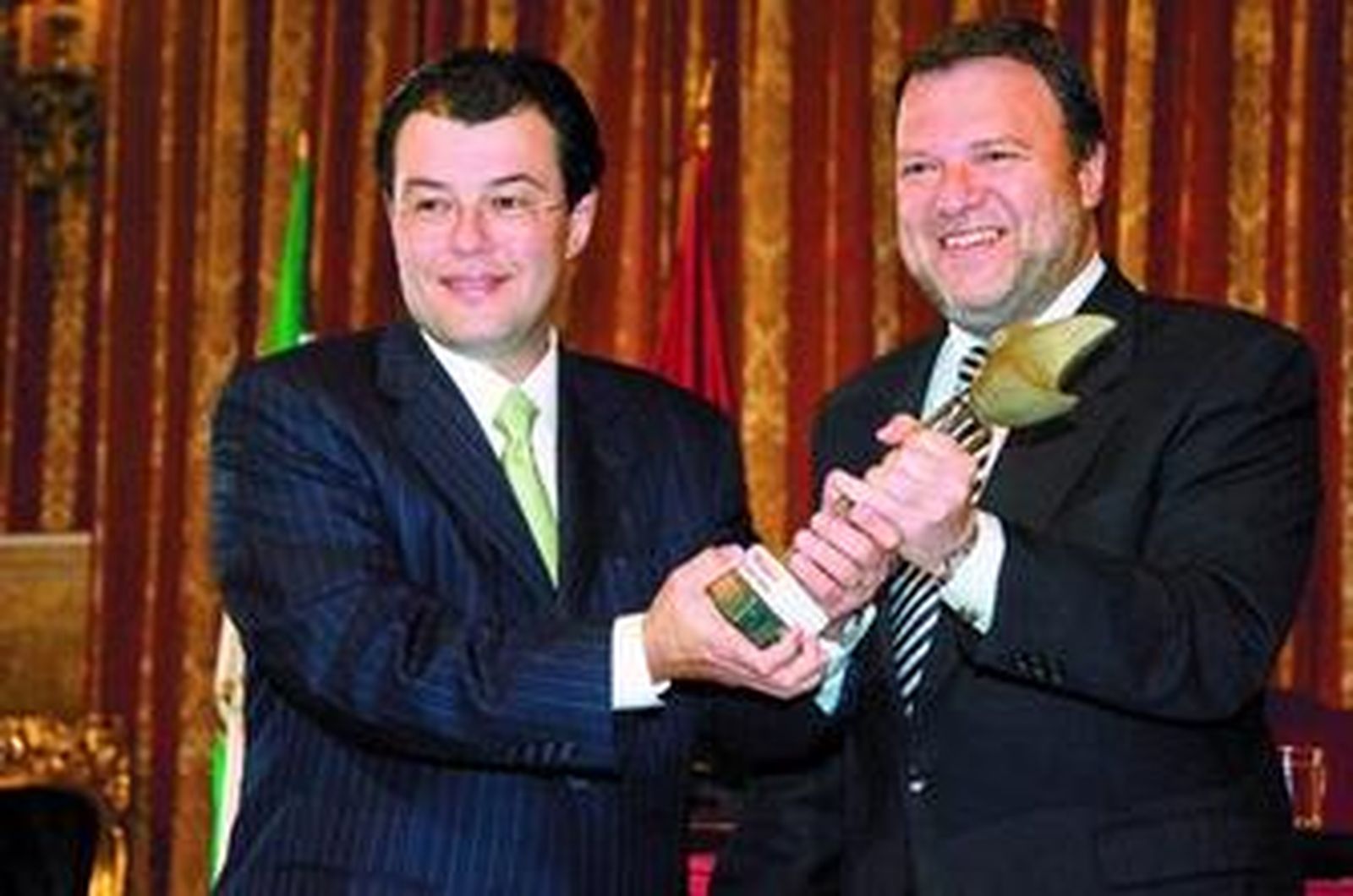 El gobernador del Amazonas, Eduardo de Souza Braga, recoge el premio de manos del alcalde.