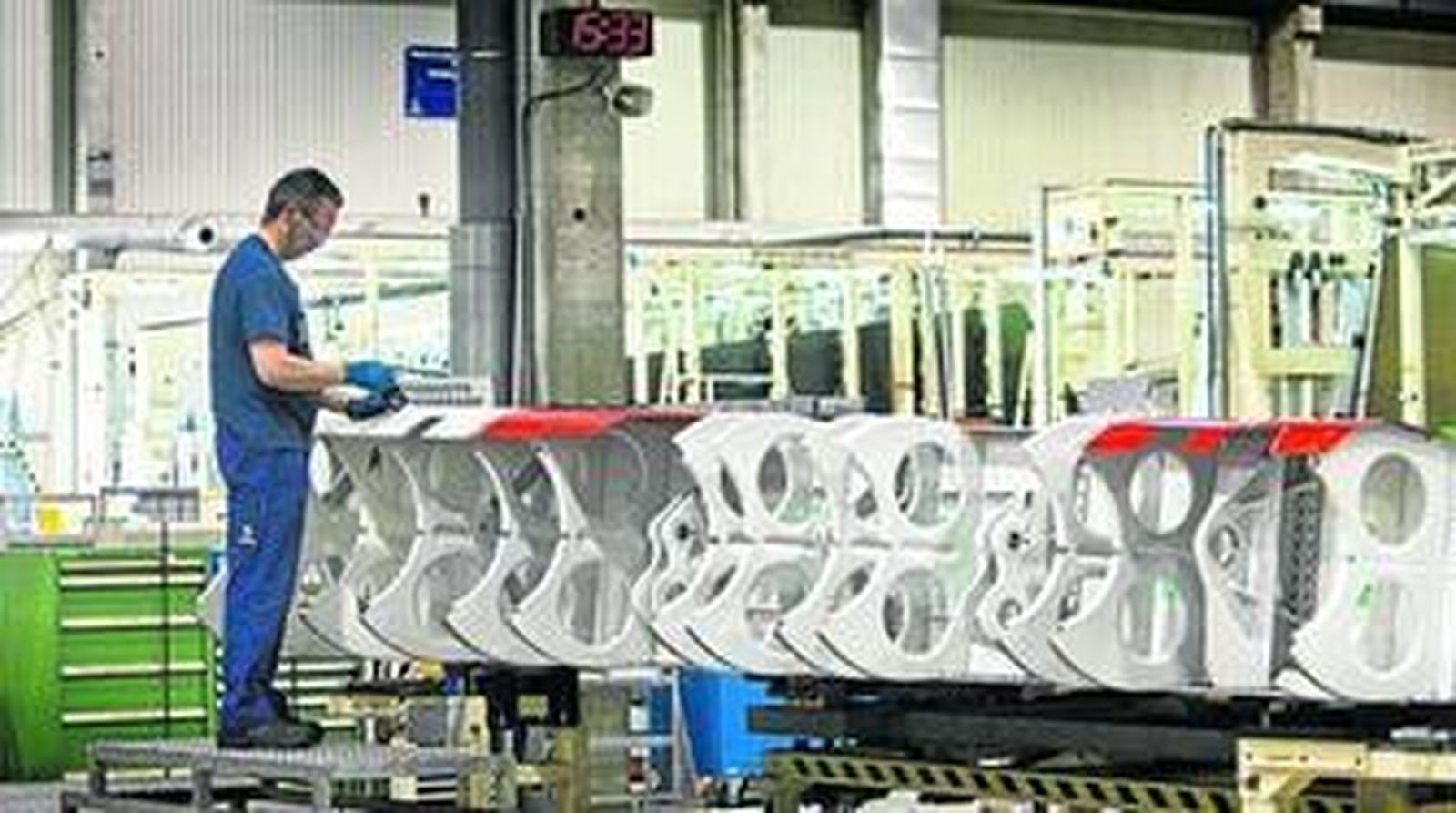 Un operario, en plena faena en la factoría de Airbus Puerto Real, en una imagen de archivo.