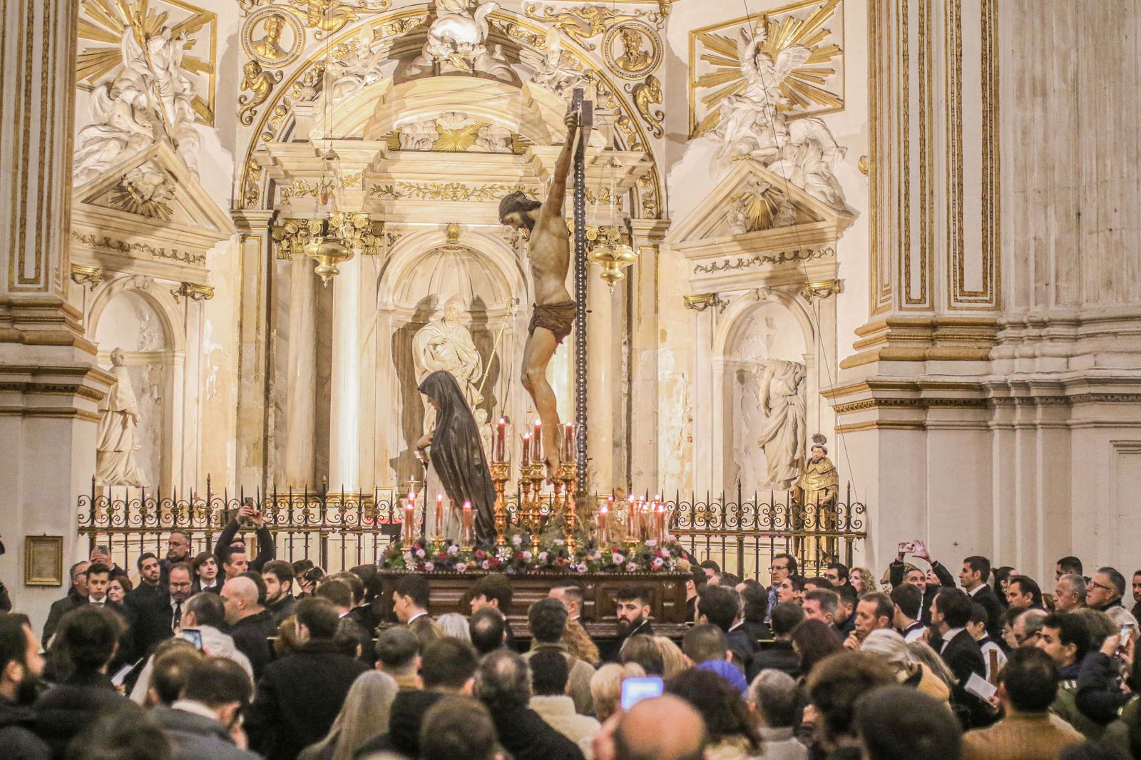 Fotogalería | El vía crucis de las cofradías de Granada en imágenes