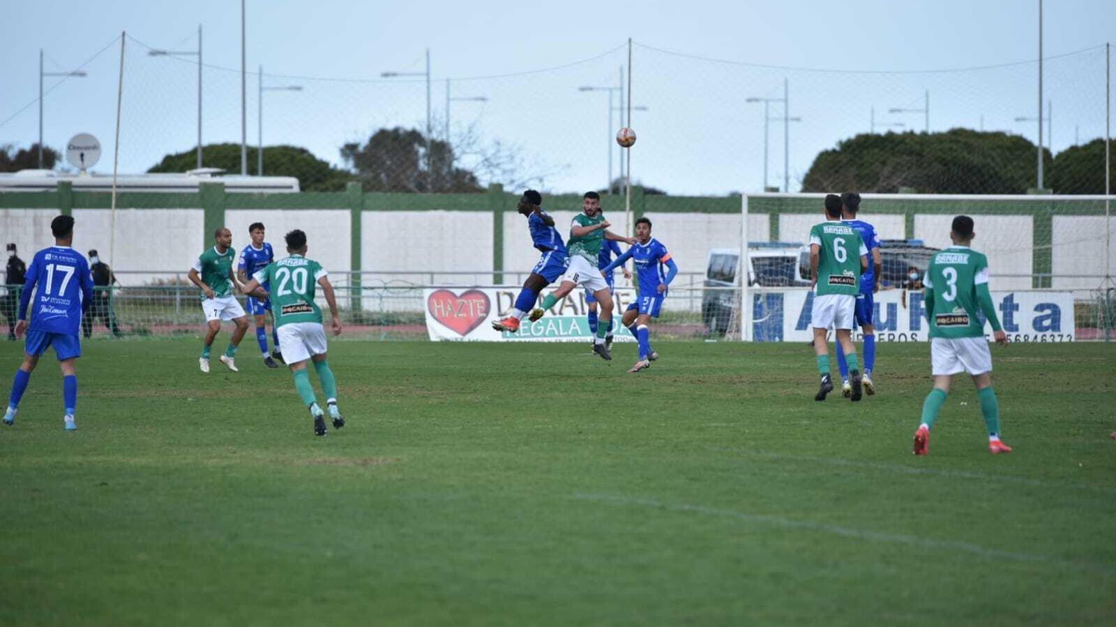 Appiah salta con Zeballos.