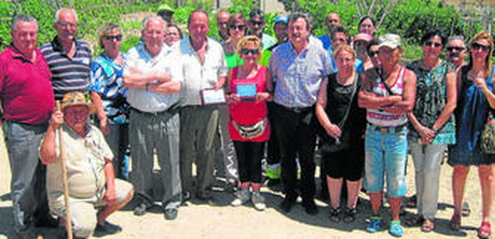 Participantes junto a autoridades locales y responsables de Primaflor.