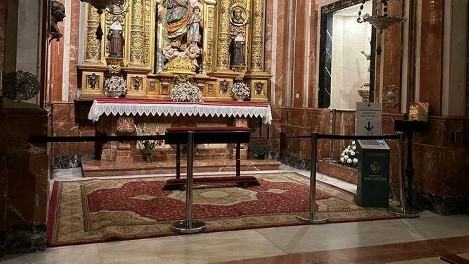 Una alfombra cubre la zona donde estaban las lápidas de Queipo de Llano y su mujer