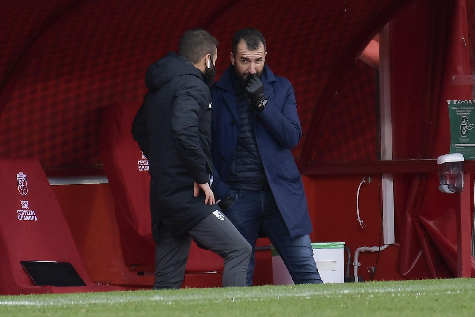 Diego Martínez habla durante el partido con su segundo, Raúl Espínola