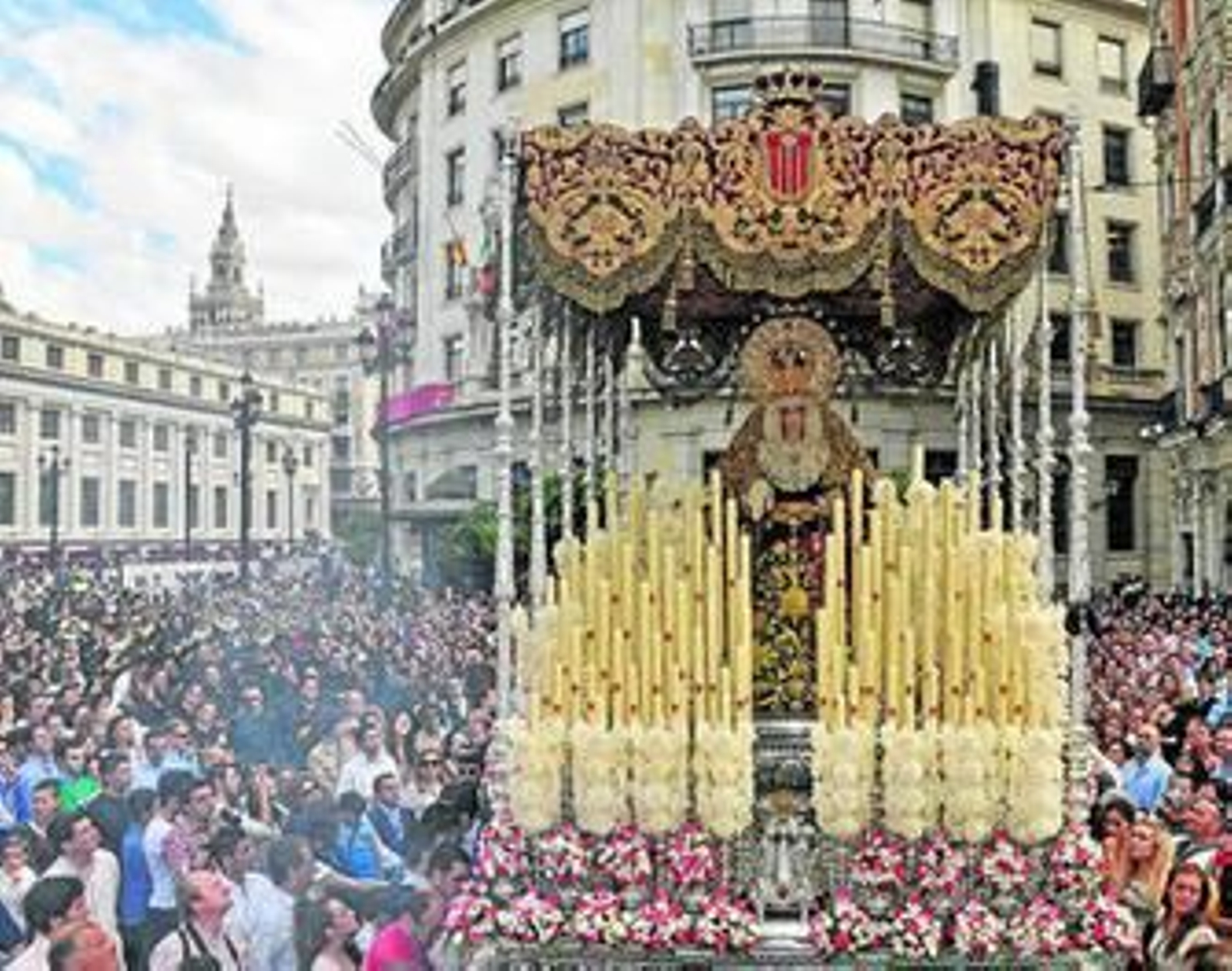 Costaleros aplauden ante el misterio del Polígono tras conocer la decisión de la junta de gobierno.