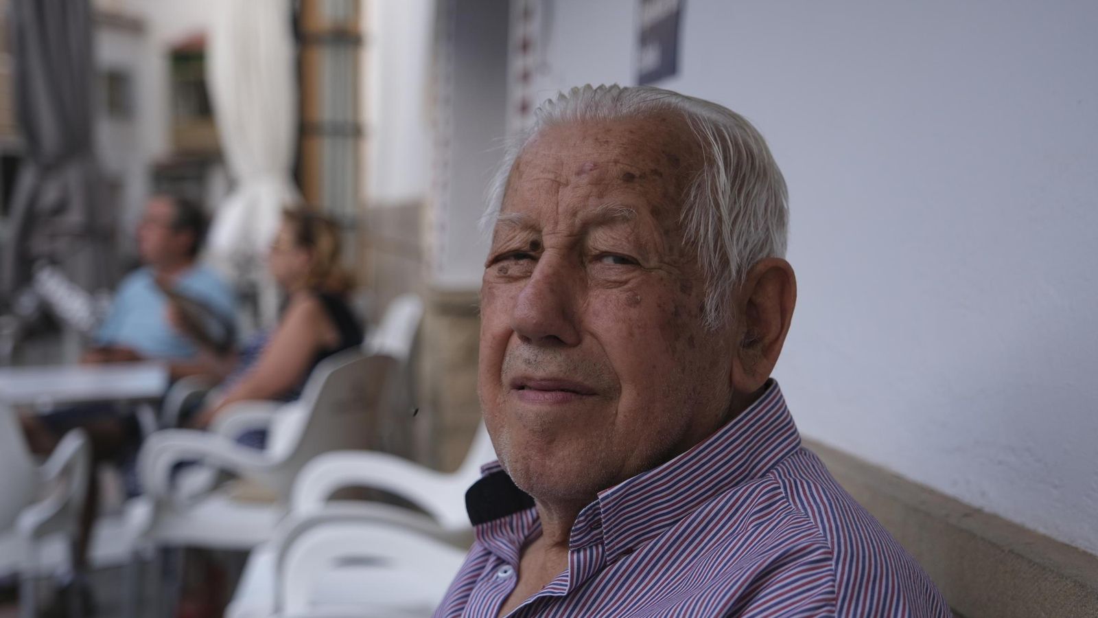 José empezó a trabajar con 12 años; con 82 sigue bajando cada día al bar.