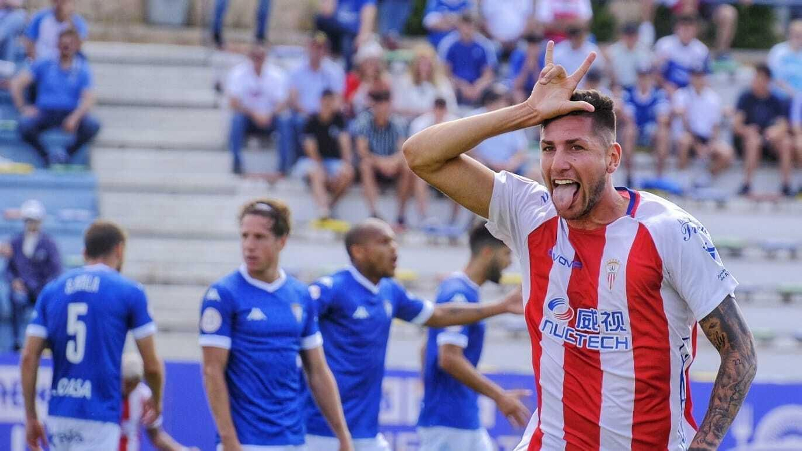 Mariano celebra el segundo gol del Algeciras en San Fernando.
