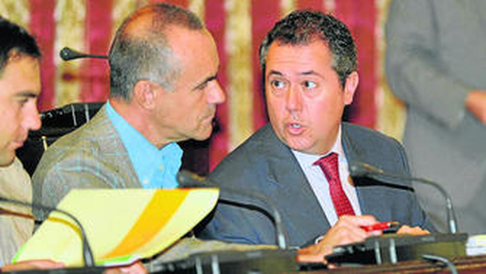 El portavoz socialista, Juan Espadas, con su portavoz adjunto, Antonio Muñoz.