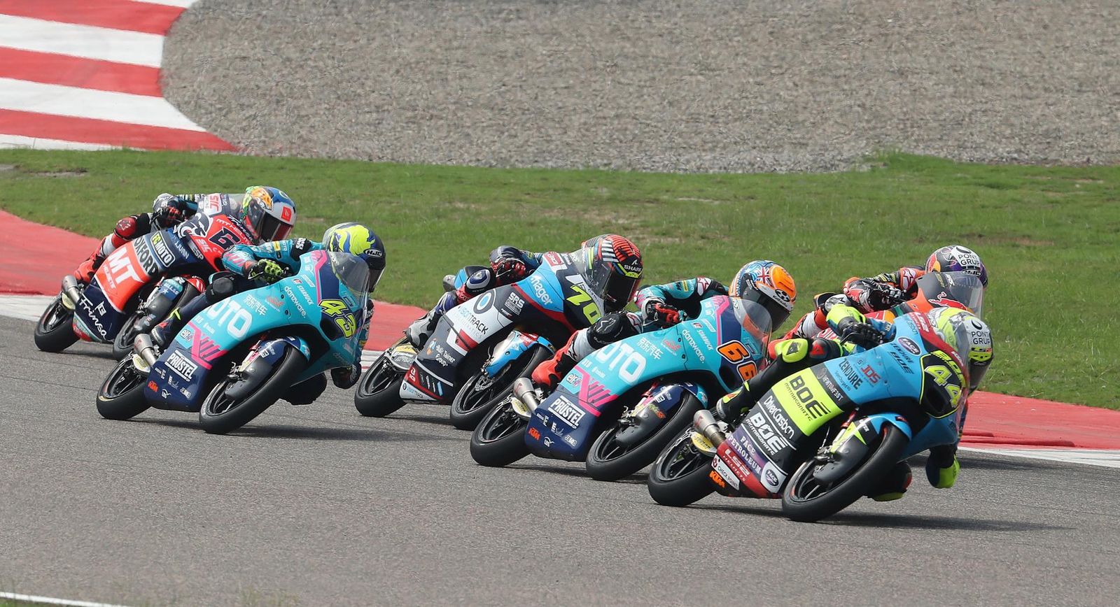 David Muñoz, dorsal número 44, tira del grupo durante la carrera en la India.