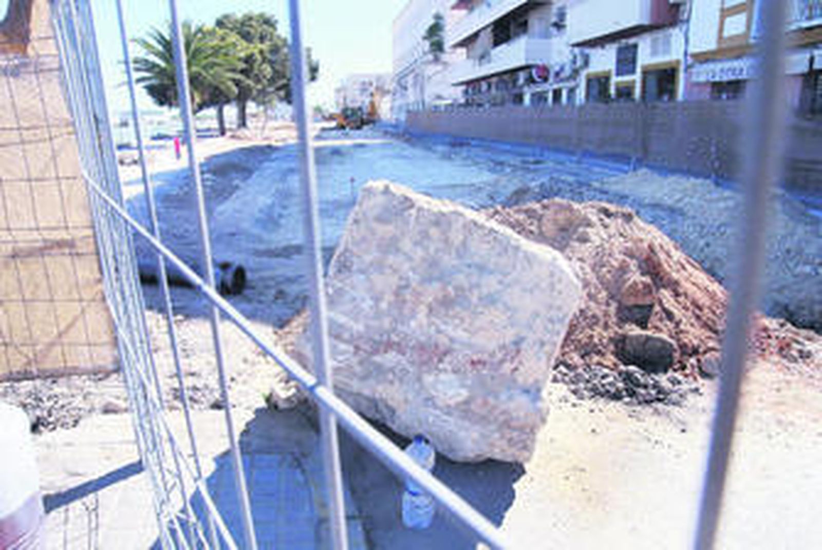 En primer término, una piedra de gran tamaño desgajada del antiguo muelle aparecido en Bajamar.