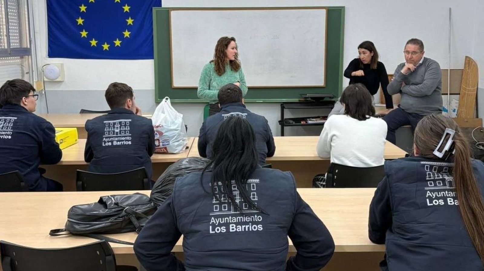 Encuentro de acogida de los jóvenes contratados mediante el programa Activa-T en Los Barrios.