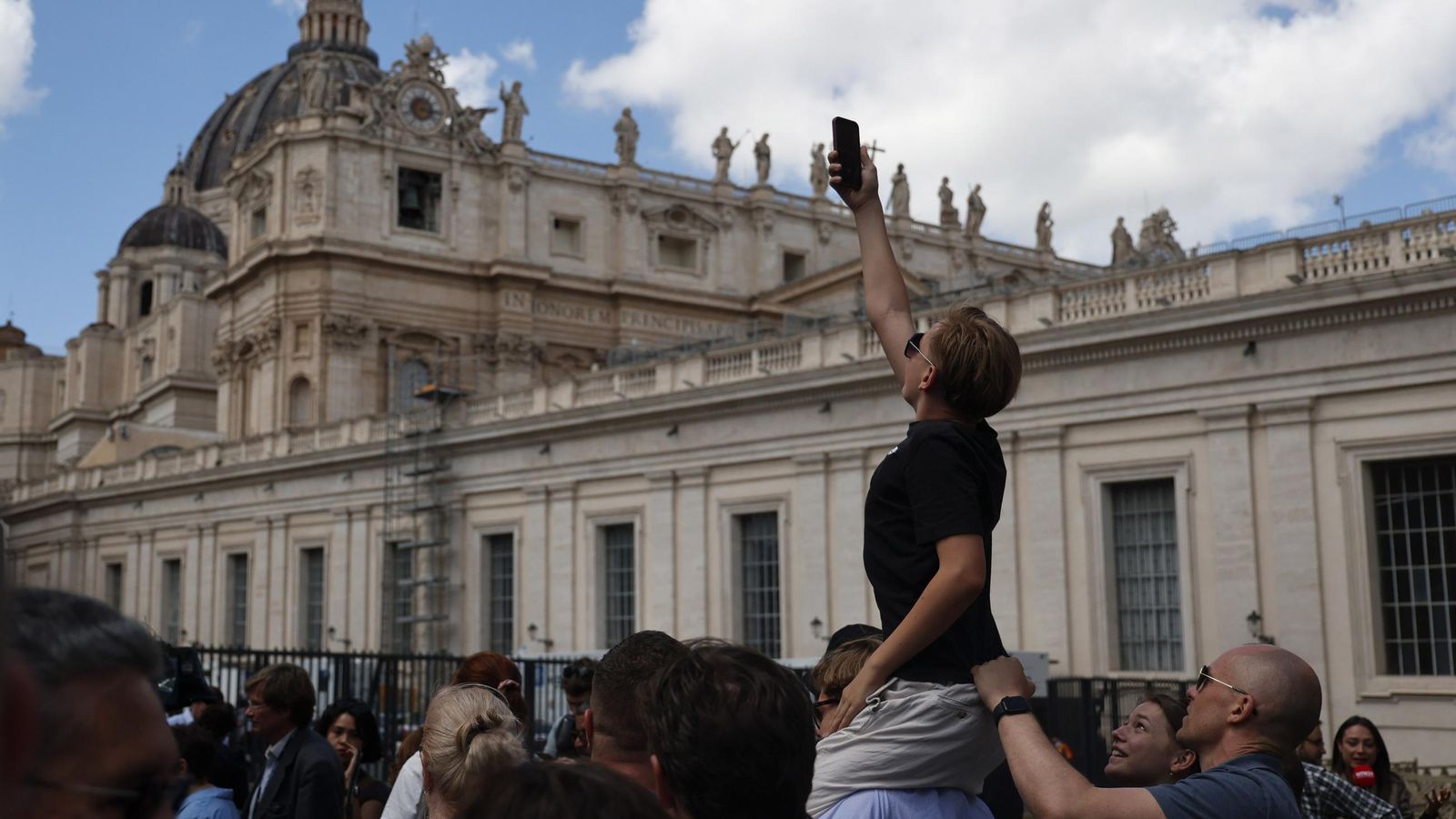 Las imágenes de las vísperas del cónclave en la Plaza de San Pedro del Vaticano