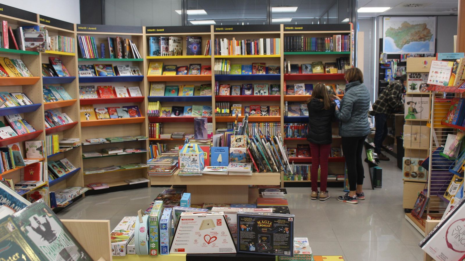 Los más pequeños también disfrutan de los libros.