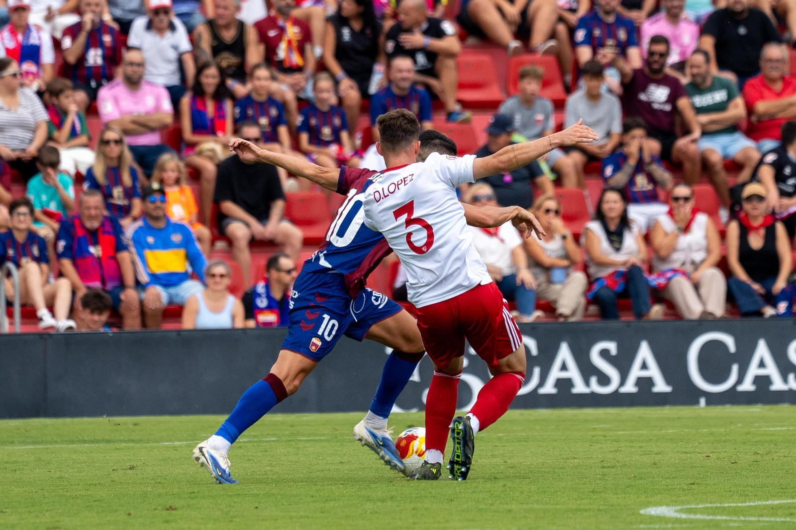 El sevillista David López intenta frenar un ataque de Fidel, del Eldense