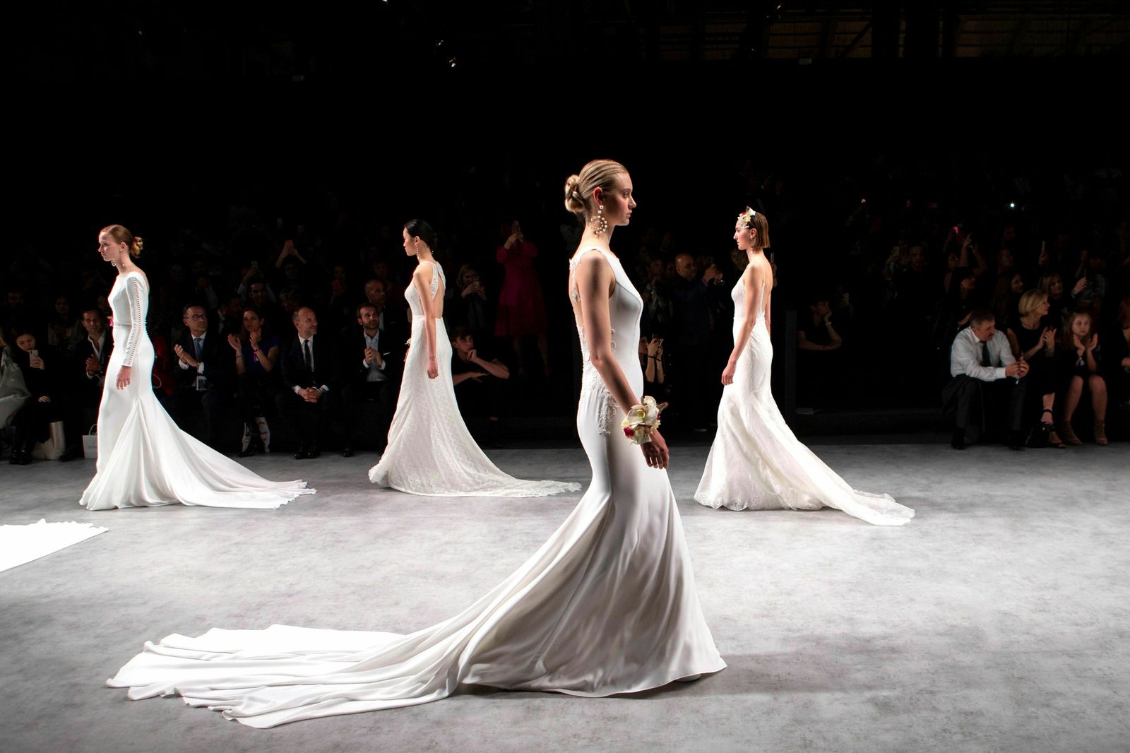 Varias modelos con diseños de la firma Aire en un momento del desfile.