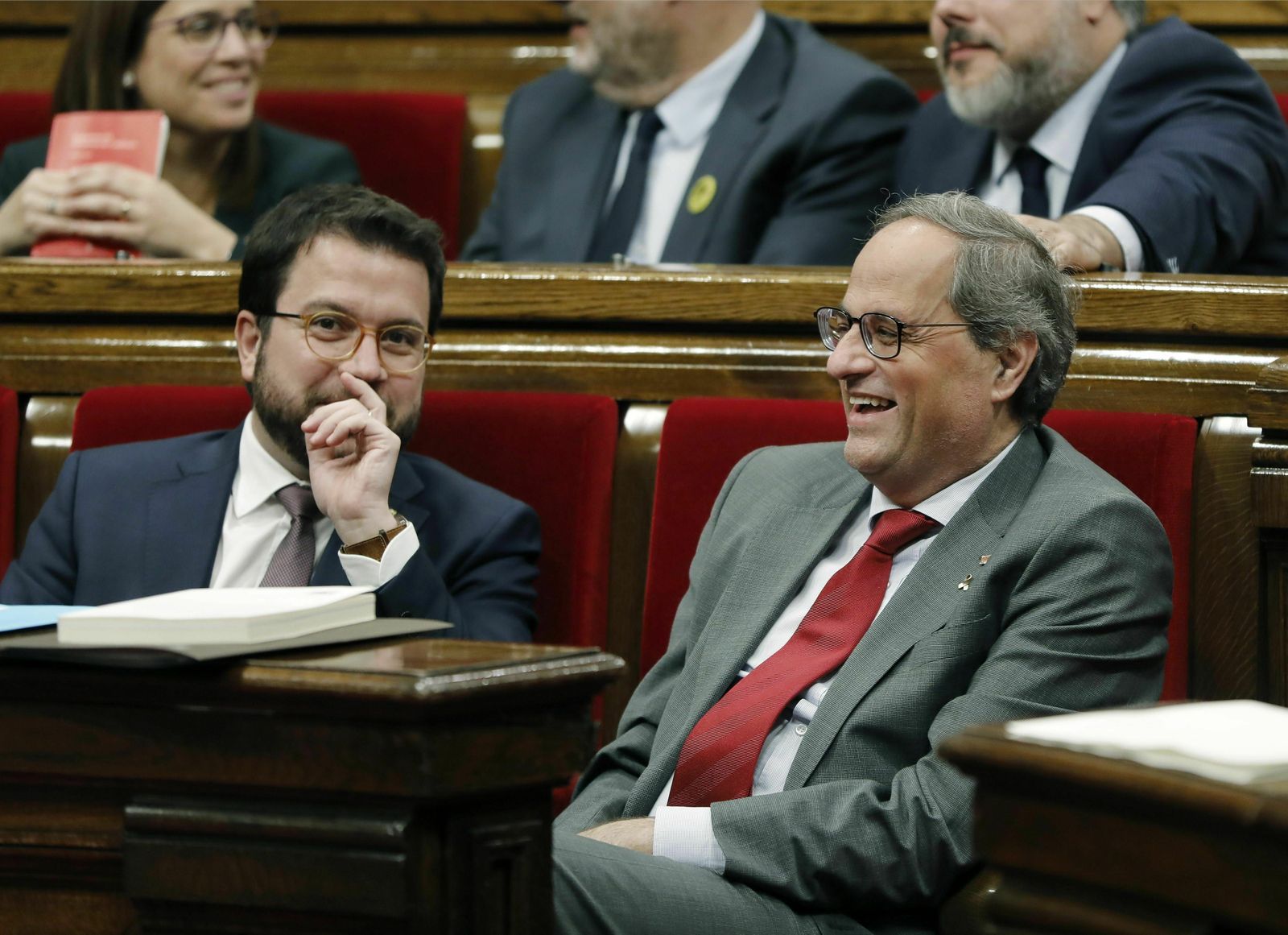 El presidente de la Generalitat, Quim Torra,y su vicepresidente, Pere Aragonés, durante el pleno del Parlament de Cataluña este martes.