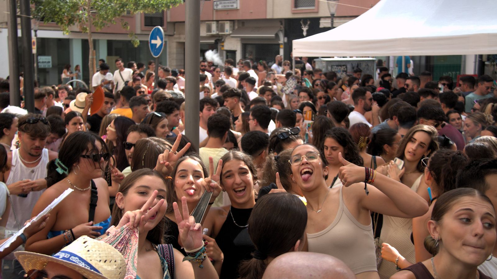 Multitud de jóvenes han acudido a las distintas plazas para celebrar la feria de día