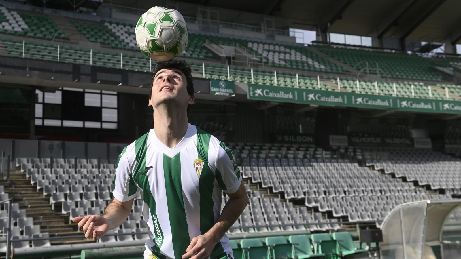 Jon Magunazelaia controla el balón en su presentación como jugador del Córdoba CF.