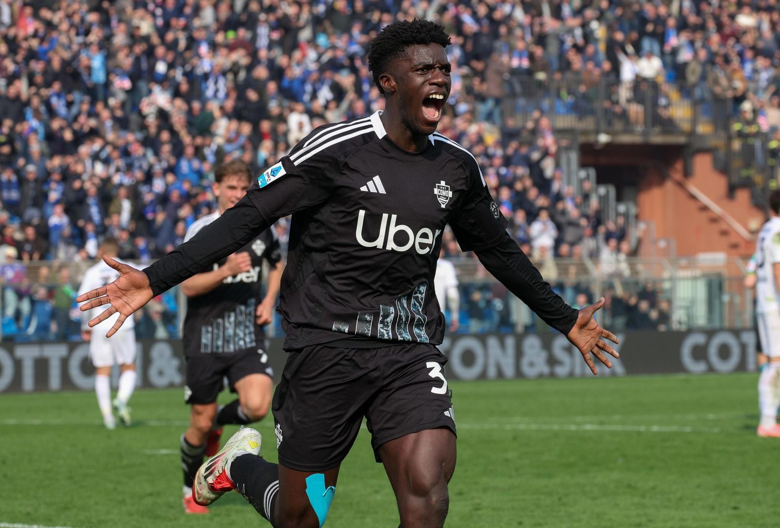 Diao celebra su tanto al Nápoles.