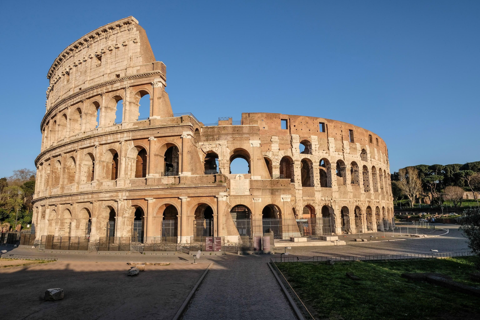 Italia: La pintoresca imagen del Coliseo de Roma vacío