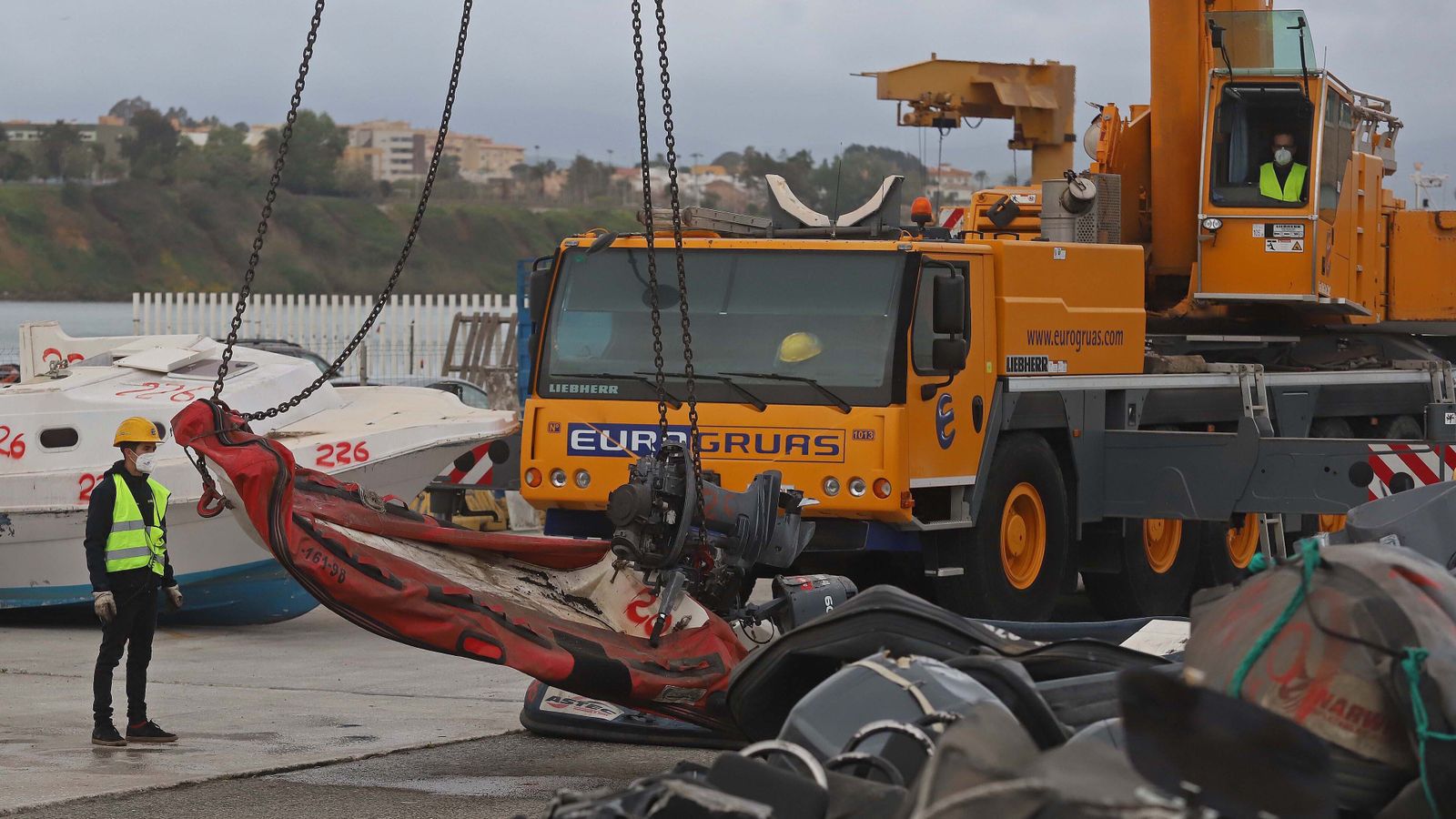 Fotos de la retirada de las narcoembarcaciones del puerto de Algeciras