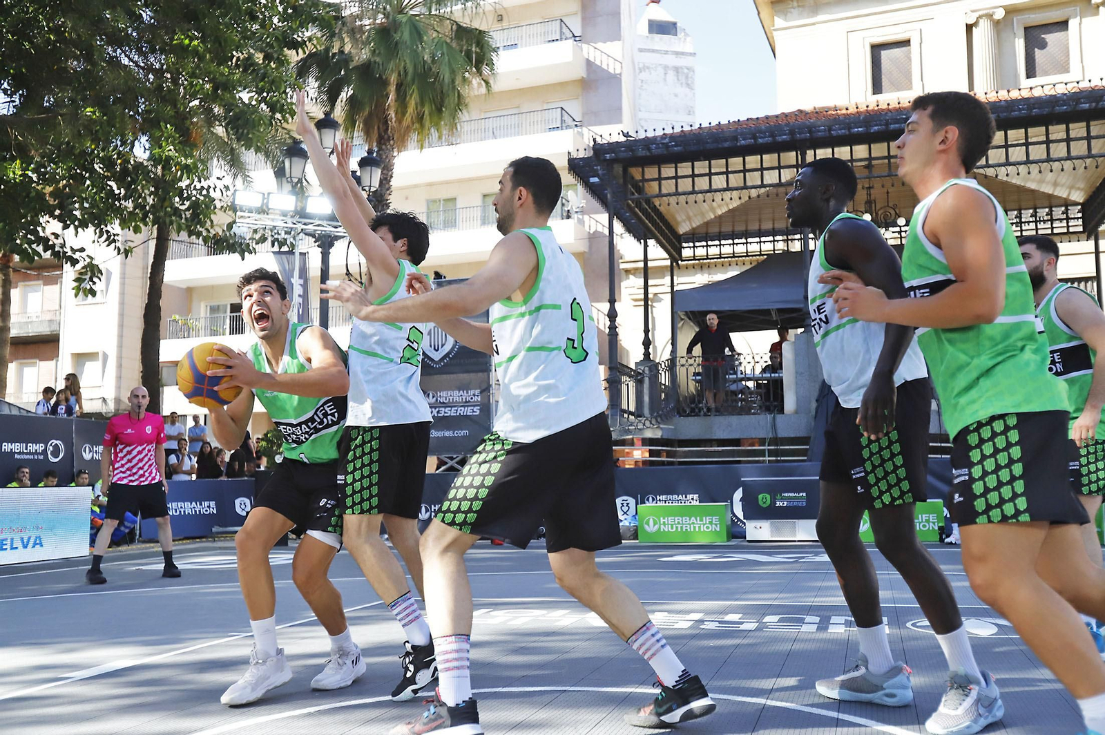 Imágenes del circuito Herbalife 3x3 de baloncesto en la Plaza de Las Monjas de Huelva