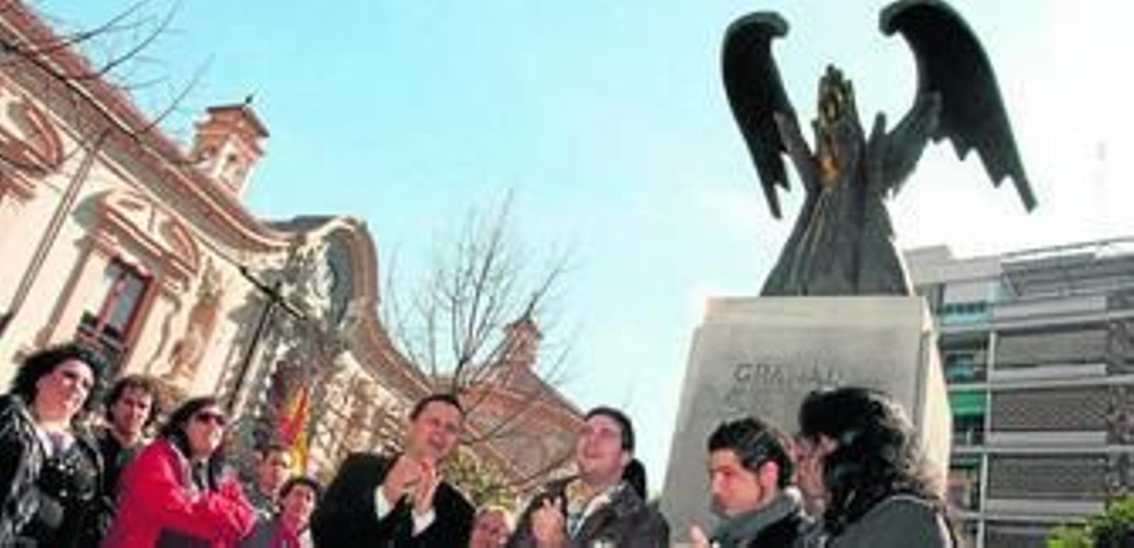 Imagen de archivo de varios cantaores frente al monolito a Primo de Rivera en Bibataubín.