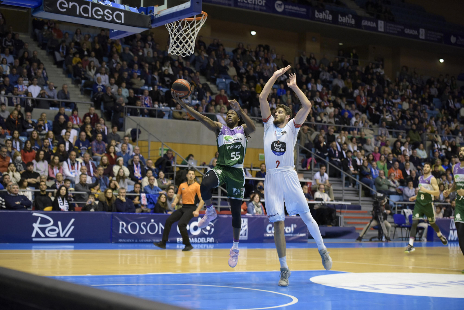 Kendrick Perry entra a canasta ante Bender.