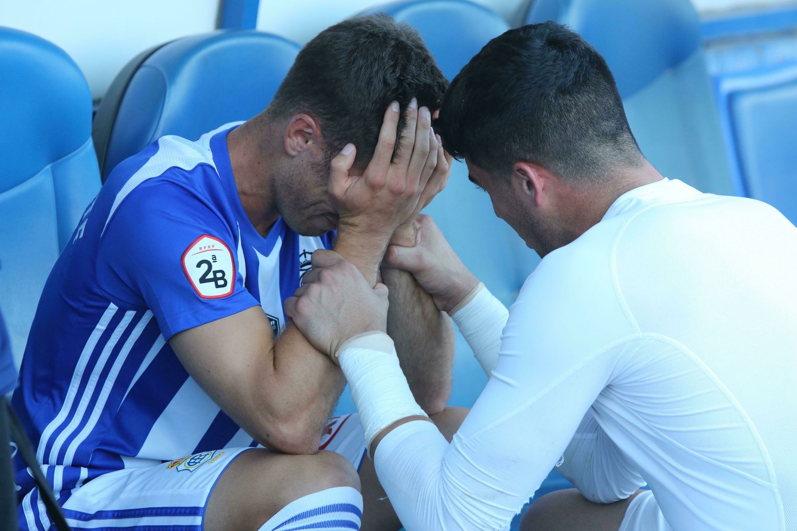 El futbolista del Recre es consolado por un compañero tras consumarse su eliminación