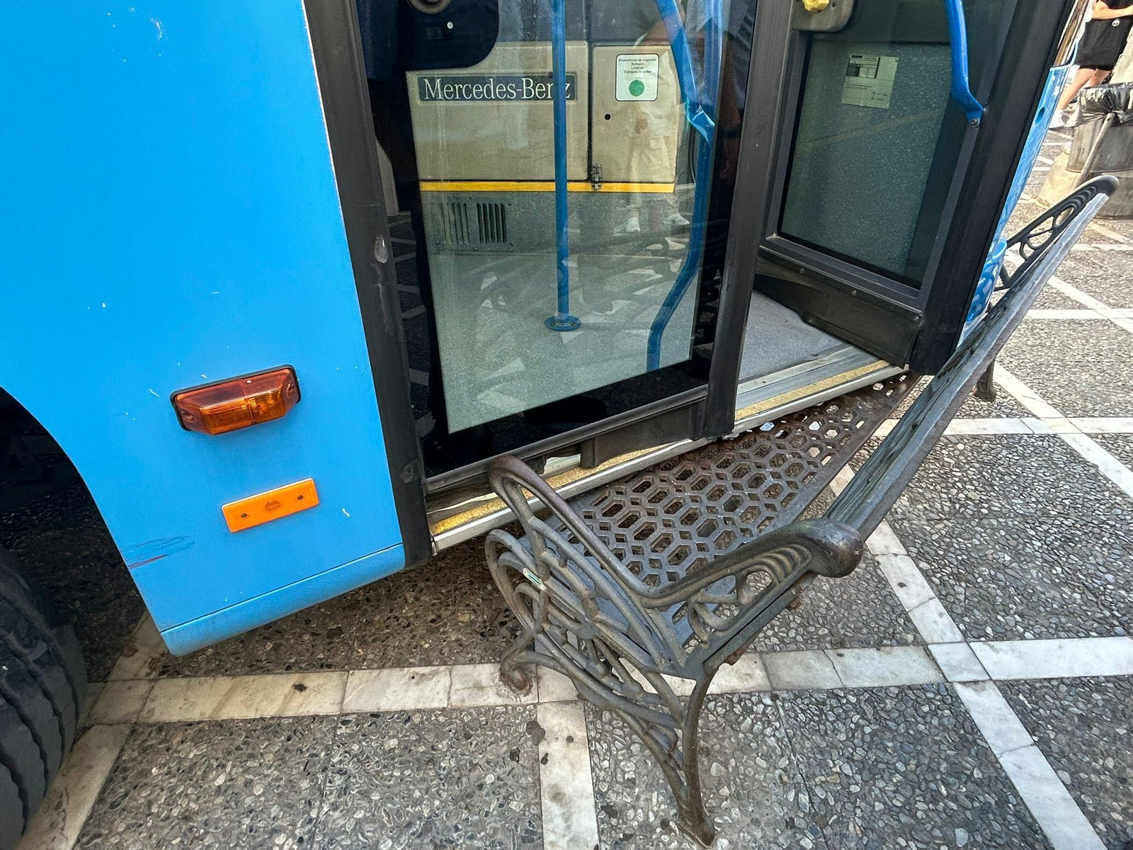 Así ha quedado el autobús urbano de Jerez tras el choque con un banco