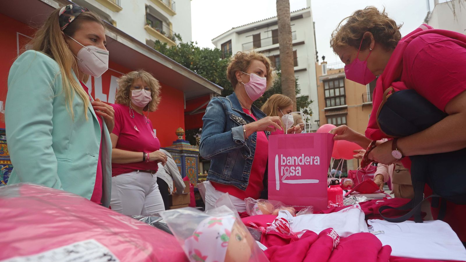 Fotos de la celebración del Día Mundial Contra el Cáncer de Mama en Algeciras