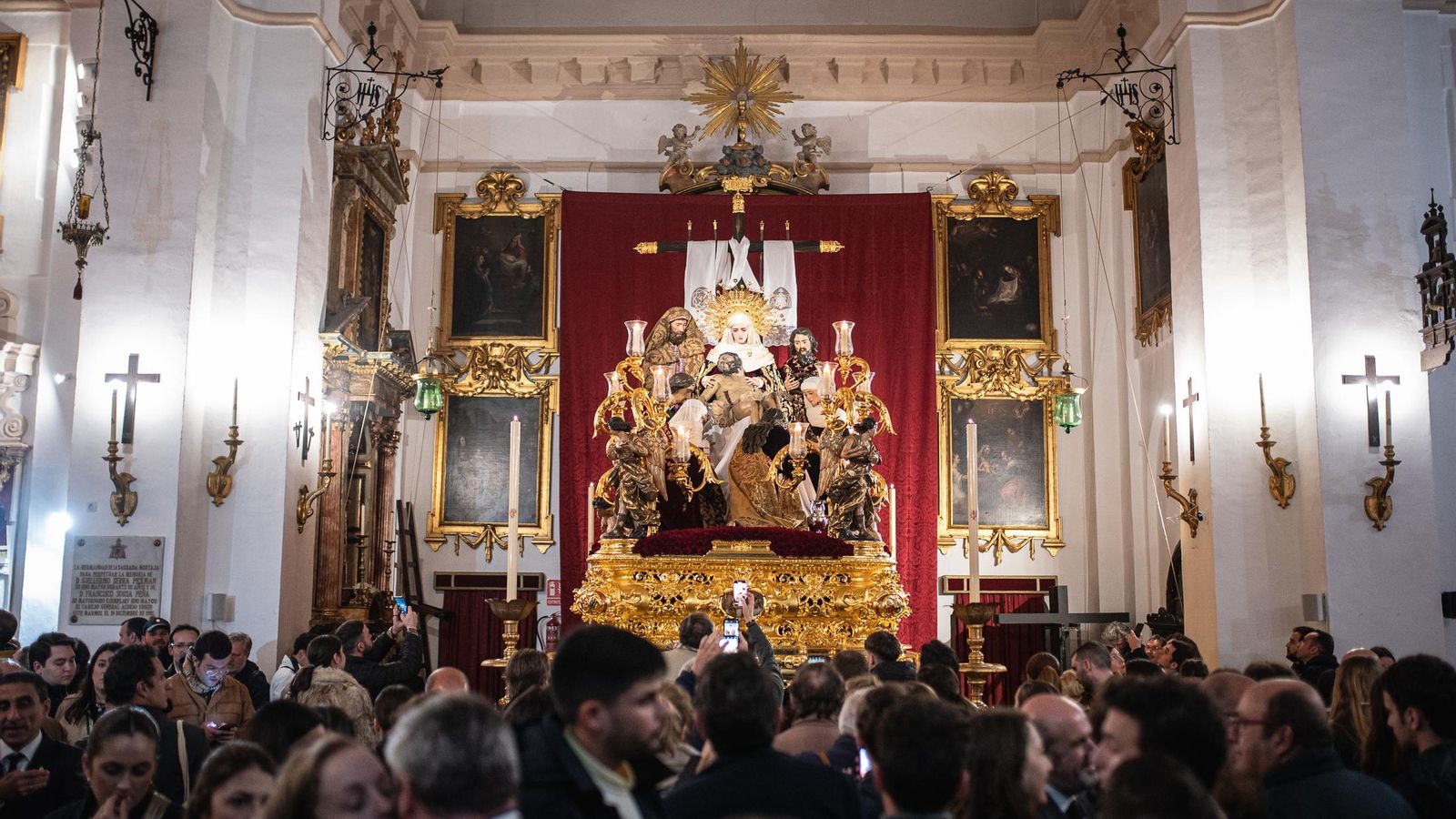 La hermandad de la Sagrada Mortaja en la Semana Santa de Sevilla 2024