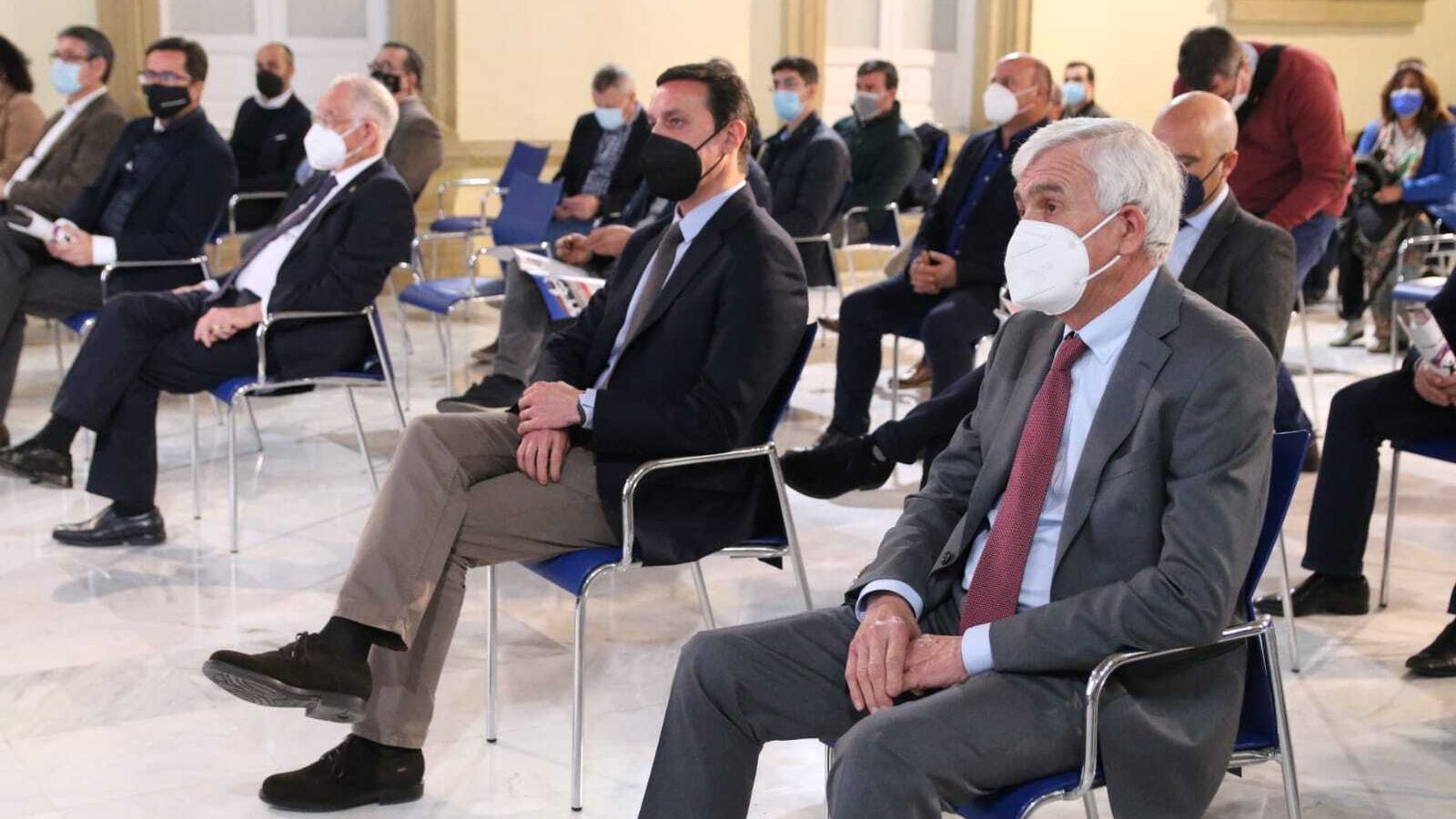 Juan Muñoz, organizador de la prueba, junto a Javier A. García, presidente de la Diputación