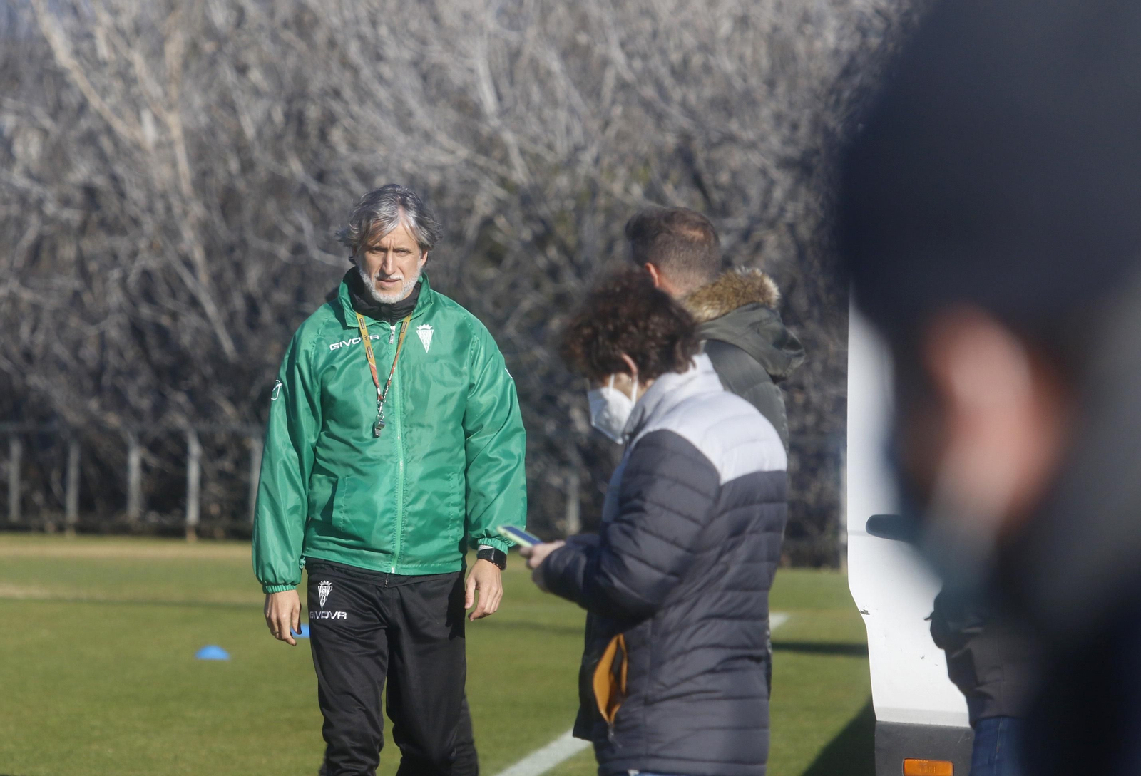 Pablo Alfaro camina por la banda de la Ciudad Deportiva durante una sesión de trabajo. Pablo Alfaro camina por la banda de la Ciudad Deportiva durante una sesión de trabajo.