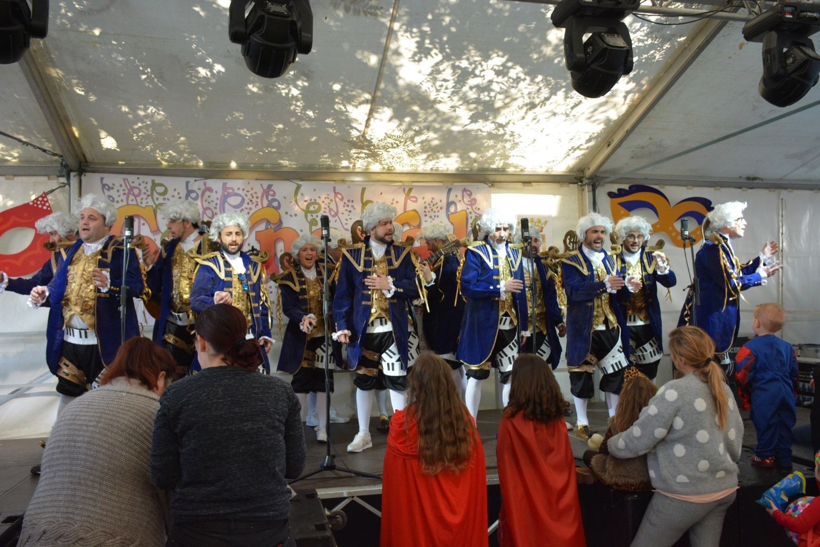 Una de las agrupaciones que actuaron ayer en Puente Mayorga.