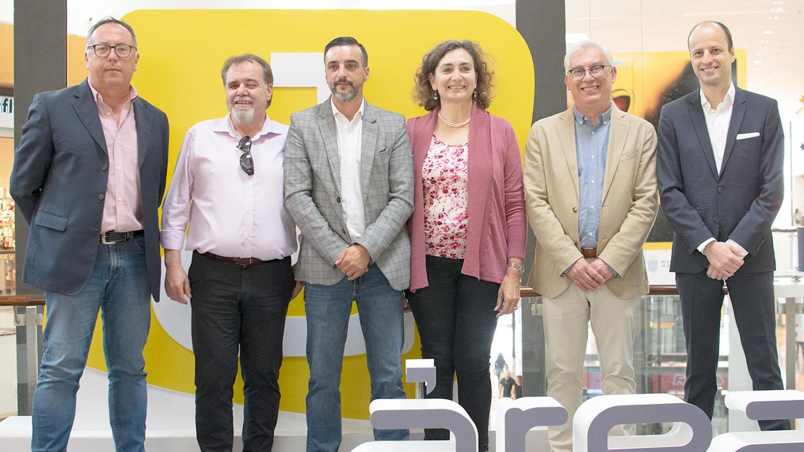 De izquierda a derecha: Francisco Souto, jefe de ventas ONCE Jerez; Cristino Ortuno, director ONCE Jerez; José Antonio Díaz, segundo Teniente de Alcaldesa; Carmen Romero, secretaria general de la Confederación de Empresarios de la provincia de Cádiz; Juan Antonio Cabello, delegado de Economía , Educación y Empleo; y Pedro Amaral, director del Centro Comercial Área Sur.