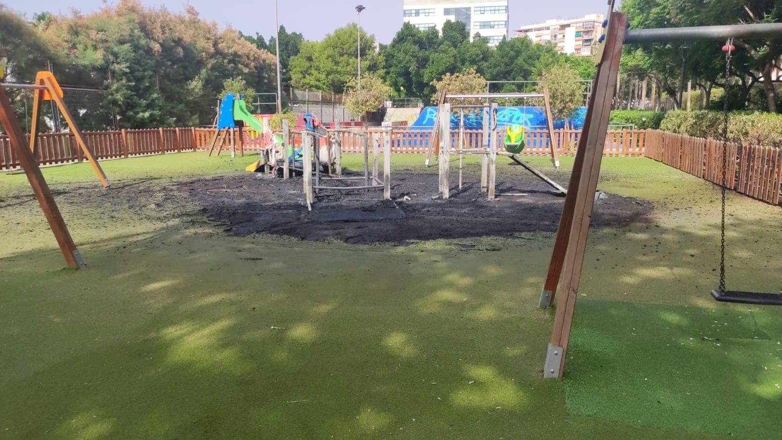 Parque calcinado en el barrio de Nueva Andalucía