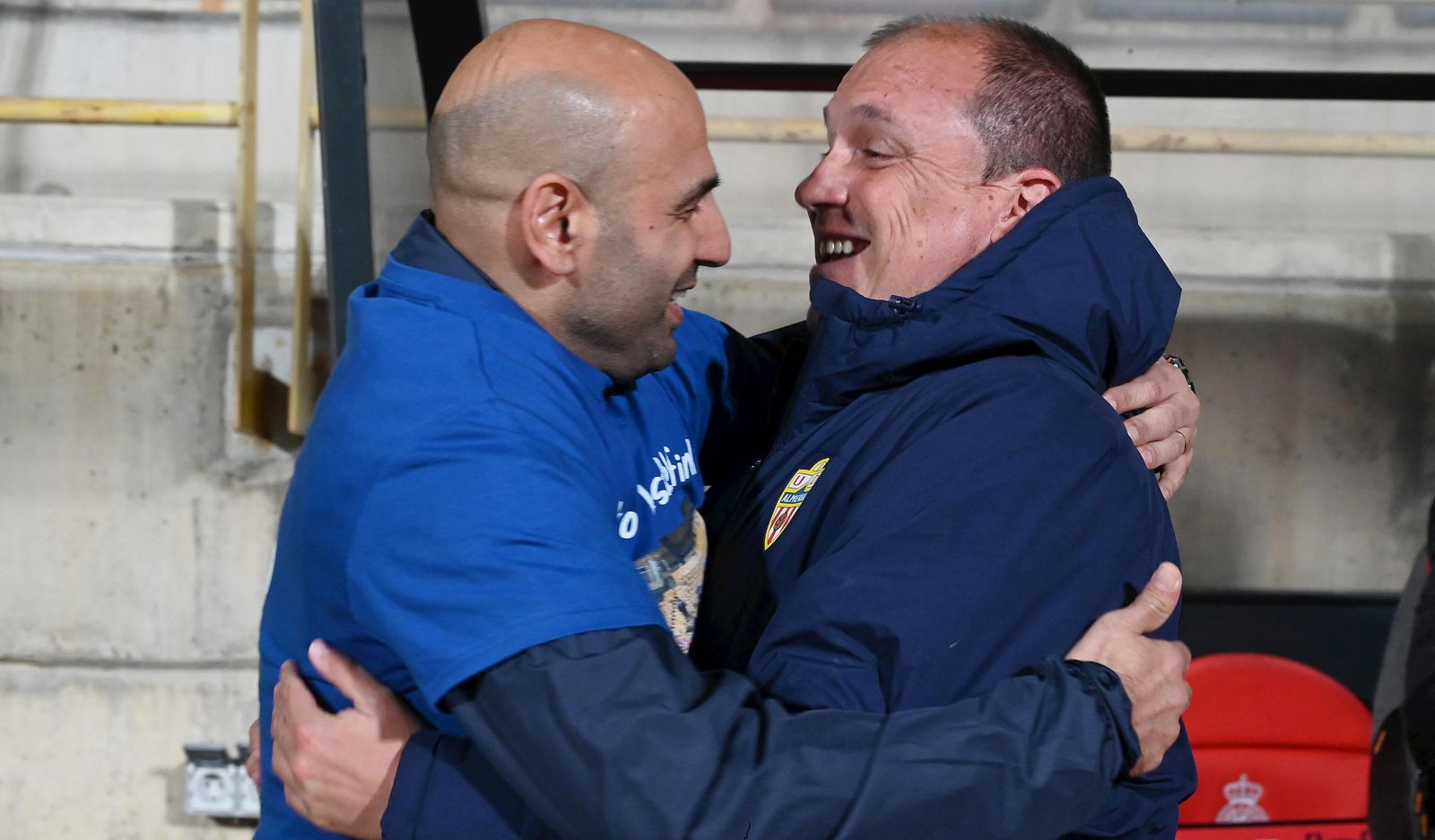 Manuel Pablo y Lasarte se abrazan antes del partido