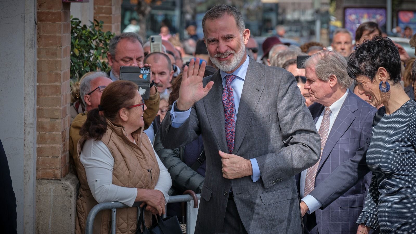 El rey Felipe VI saluda al público que lo esperaba en las afueras del Palacio de Congresos de Cádiz.