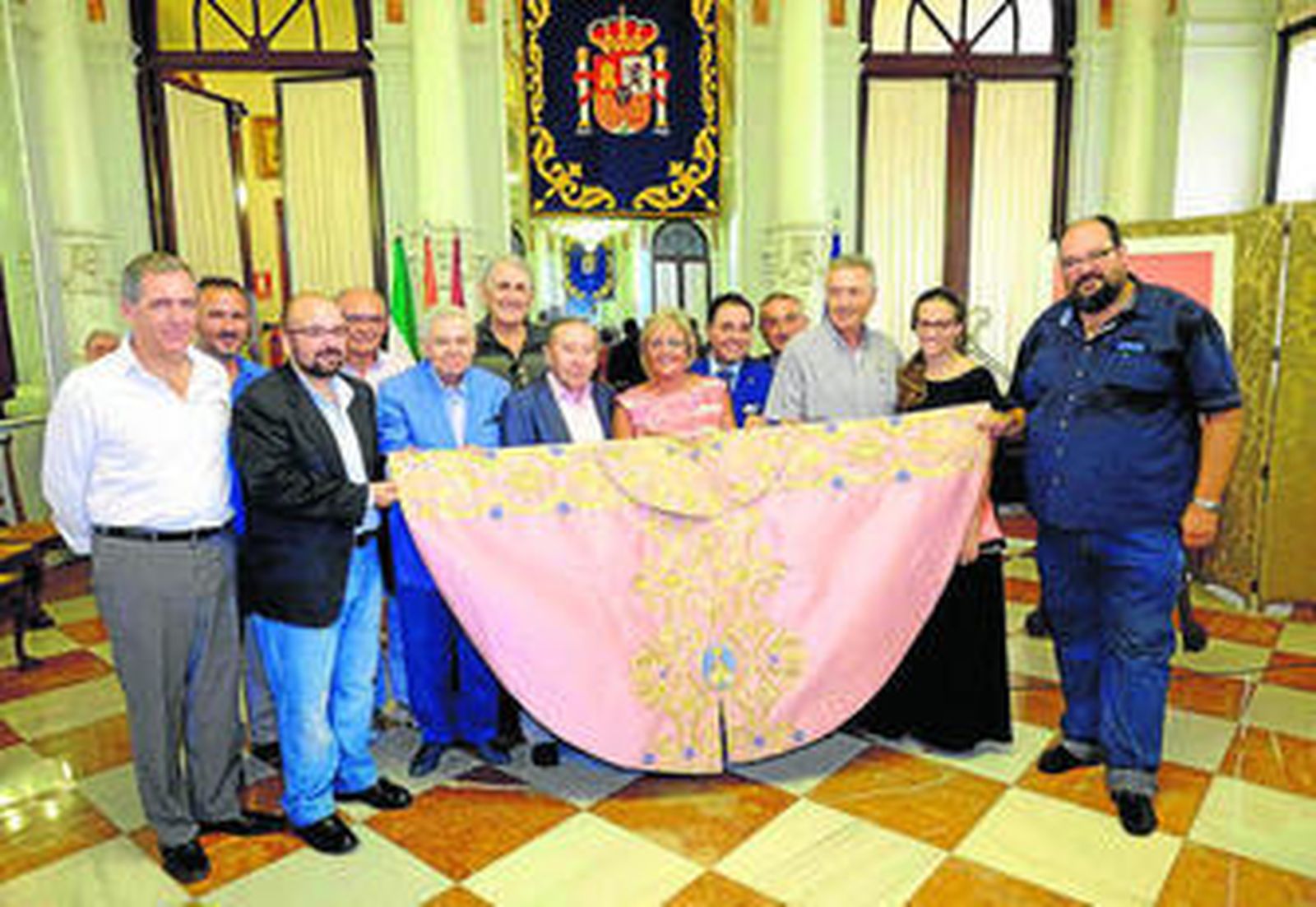 Un momento de la presentación del Capote de Paseo, ayer, en el Ayuntamiento.